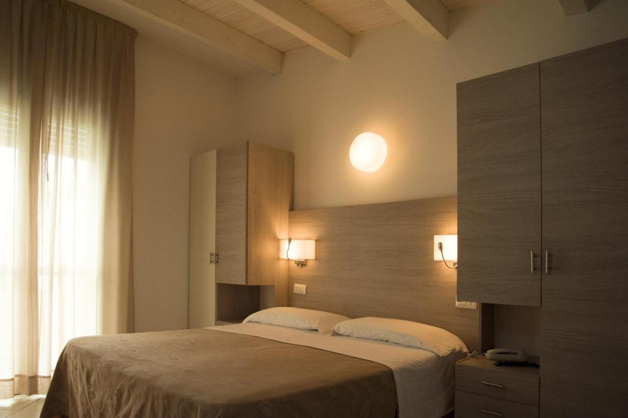 Hotel Villa Enea Cattolica Bagian luar foto